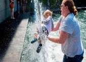 Mỹ, Canada ngưng tiêm vaccine nhiều nơi vì đợt nắng nóng kỷ lục trong 80 năm