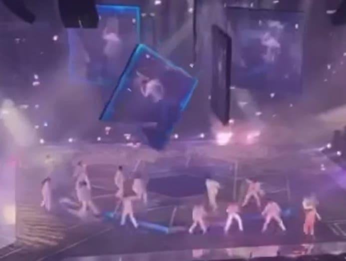 VIDEO: Kinh hoàng màn hình TV khổng lồ rớt xuống nhóm nhạc đang trình diễn trên sân khấu ảnh 2