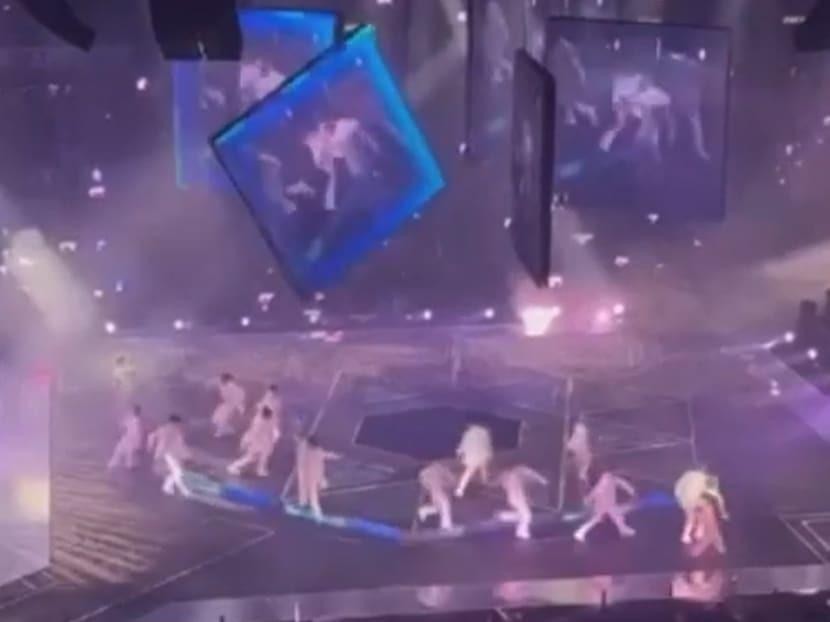 VIDEO: Kinh hoàng màn hình TV khổng lồ rớt xuống nhóm nhạc đang trình diễn trên sân khấu ảnh 1
