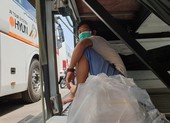 Tài xế xe tăng cường đưa rước công nhân bên ngoài Pouyuen