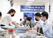 Ngày đầu nới lỏng giãn cách: Cán bộ làm xuyên trưa phục vụ dân