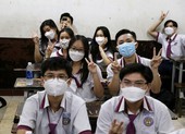 Hàng trăm ngàn học sinh tại TP.HCM vui vẻ trở lại trường