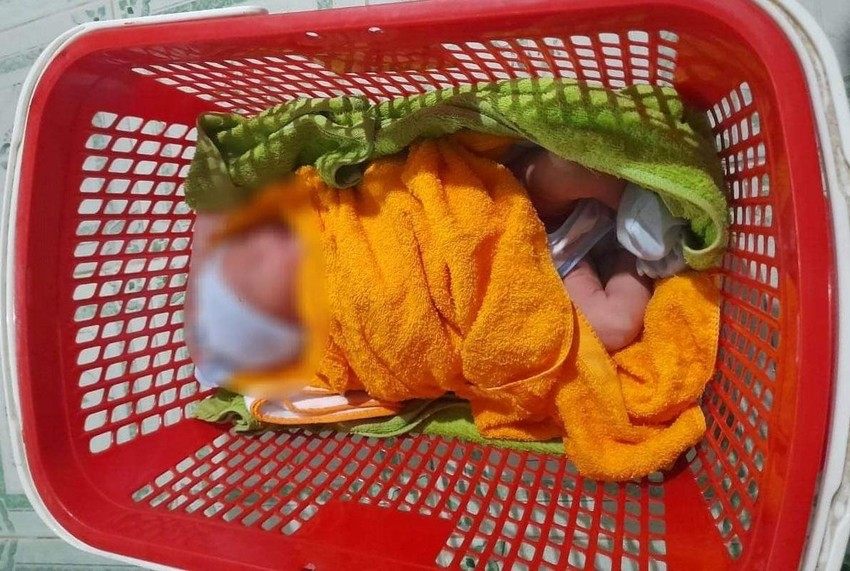 Bé trai 2 ngày tuổi bị bỏ trong giỏ nhựa để trước trạm y tế xã  ảnh 1