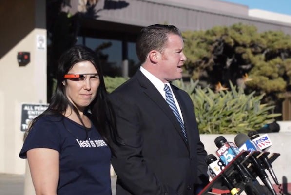 Cecilia Abadie và luật sư tại toà án San Diego.
