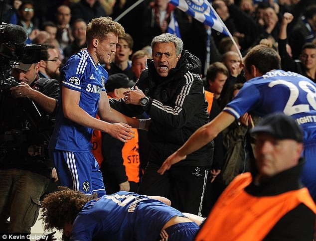 Mourinho giải thích hành động lạ sau bàn thắng của Ba ảnh 1
