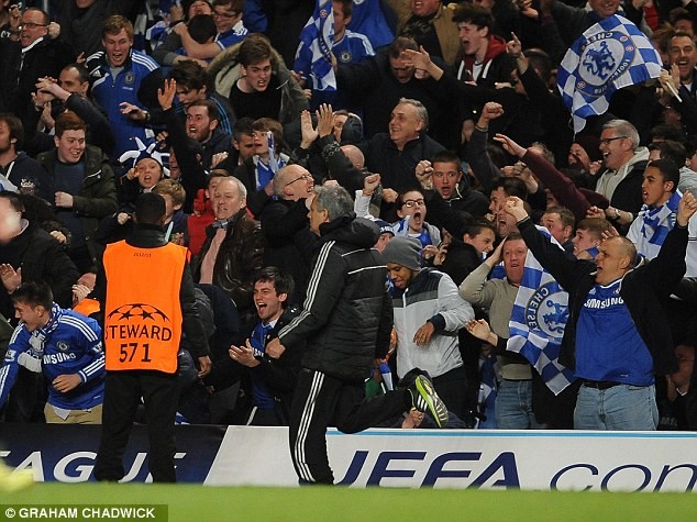 Mourinho giải thích hành động lạ sau bàn thắng của Ba ảnh 3