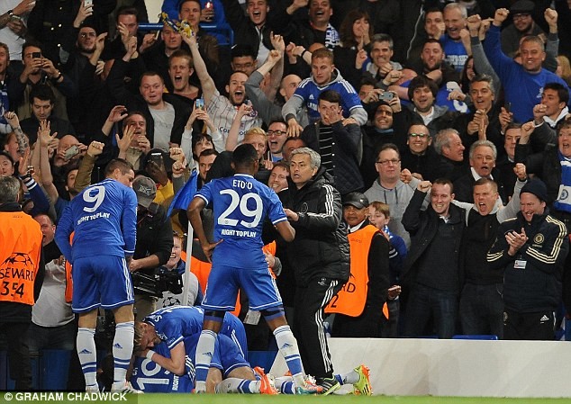 Mourinho giải thích hành động lạ sau bàn thắng của Ba ảnh 4