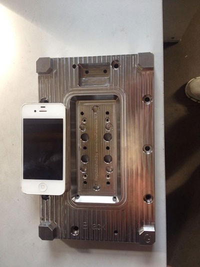 Mẫu khung được cho là của iPhone 6 với màn hình 4,7 inch.