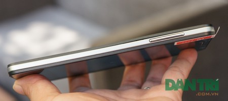 Cạnh trái là phím âm lượng.