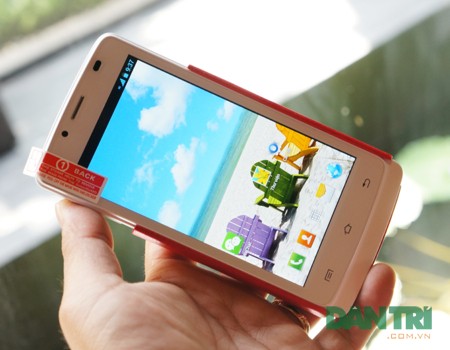 Mặt trước là màn hình 4,5 inch.