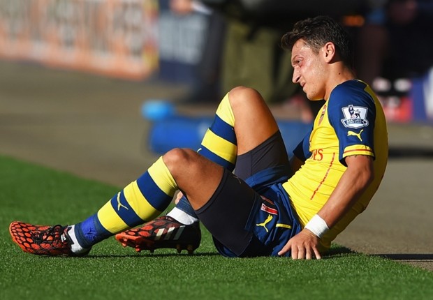 Sốc: Chính Wenger khiến Ozil chấn thương nặng ảnh 1