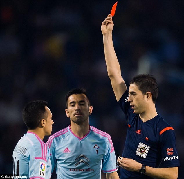 Câu giờ, Busquets bị đối thủ tấn công bằng… cỏ ảnh 1