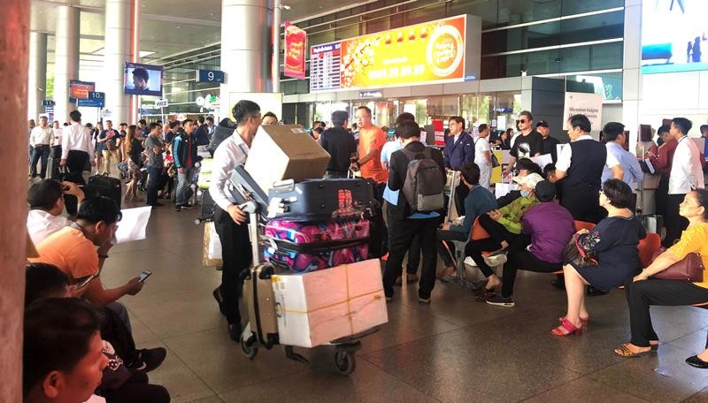 Biển người đón Việt kiều về quê ăn tết chật kín sân bay