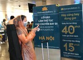 Khách nghiêm túc khai báo y tế qua ứng dụng tại Tân Sơn Nhất