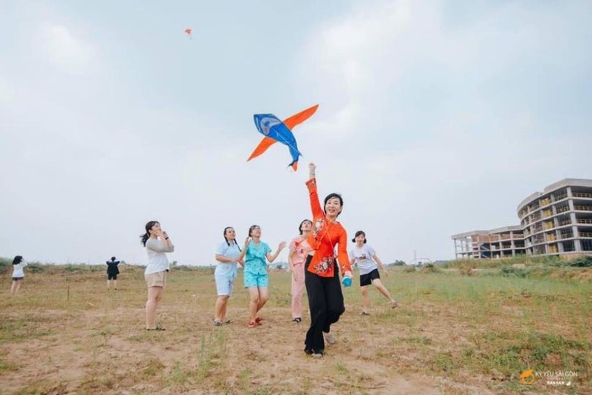 Nhấn vào ảnh để phóng to Chiêm ngưỡng bộ ảnh kỷ yếu dễ thương của cô trò chuyên văn ảnh 8