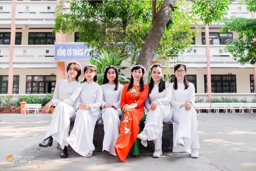 Nhấn vào ảnh để phóng to Chiêm ngưỡng bộ ảnh kỷ yếu dễ thương của cô trò chuyên văn ảnh 2
