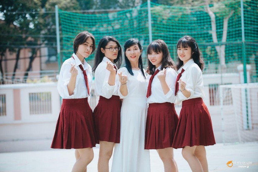 Nhấn vào ảnh để phóng to Chiêm ngưỡng bộ ảnh kỷ yếu dễ thương của cô trò chuyên văn ảnh 6