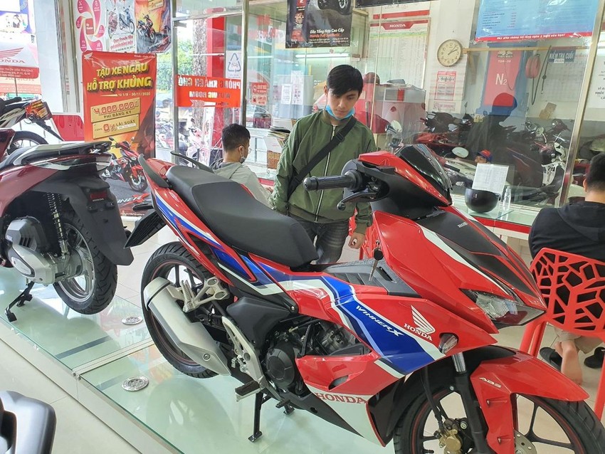 Ống pô Honda Winner X 'phụt' khí thải vào mặt người phía sau ảnh 1