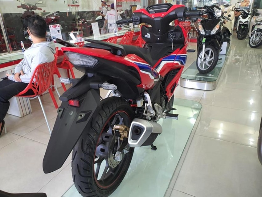 Ống pô Honda Winner X 'phụt' khí thải vào mặt người phía sau ảnh 2