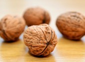 Tiêu thụ quả óc chó giúp giảm mức cholesterol