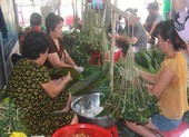 Cận cảnh lò bánh ú tro Sài Gòn rực lửa ngày tết Đoan Ngọ