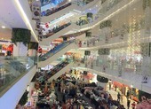 Người dân rục rịch đến siêu thị sắm tết
