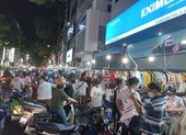 Quần áo, túi xách vỉa hè giảm giá hút khách cuối năm