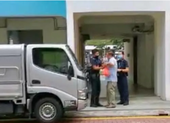 Bị bắt vì ăn nơi công cộng, bất chấp lệnh giãn cách xã hội