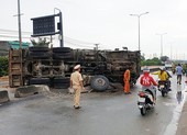 Xe ben chở đất lật ngang quốc lộ, hàng ngàn ô tô kẹt cứng