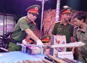 Người dân chợ đầu mối Thủ Đức nộp nhiều lựu đạn, dao, kiếm