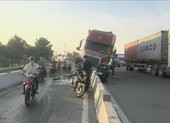Container lao lên dải phân cách tại quận 9