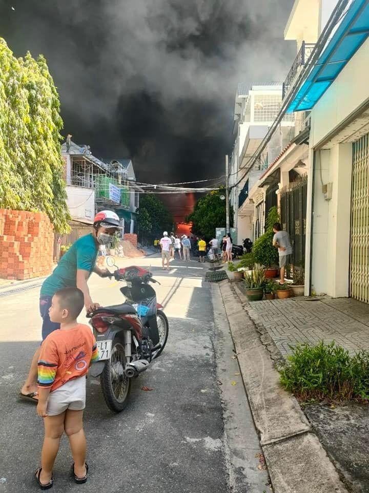 TP Thủ Đức: Cháy bãi xe gần trường mầm non, di tản hàng trăm cháu bé ảnh 1