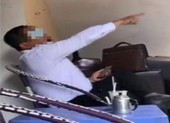Giám đốc công ty đấu giá văng tục, hất nước vào người khác
